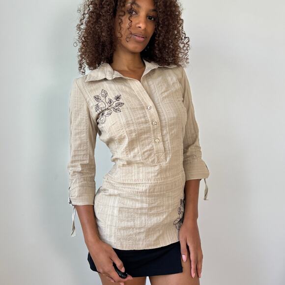 Vintage French Beige Textured Popover Blouse with Floral Embroidery (S) - Picture 7 of 8